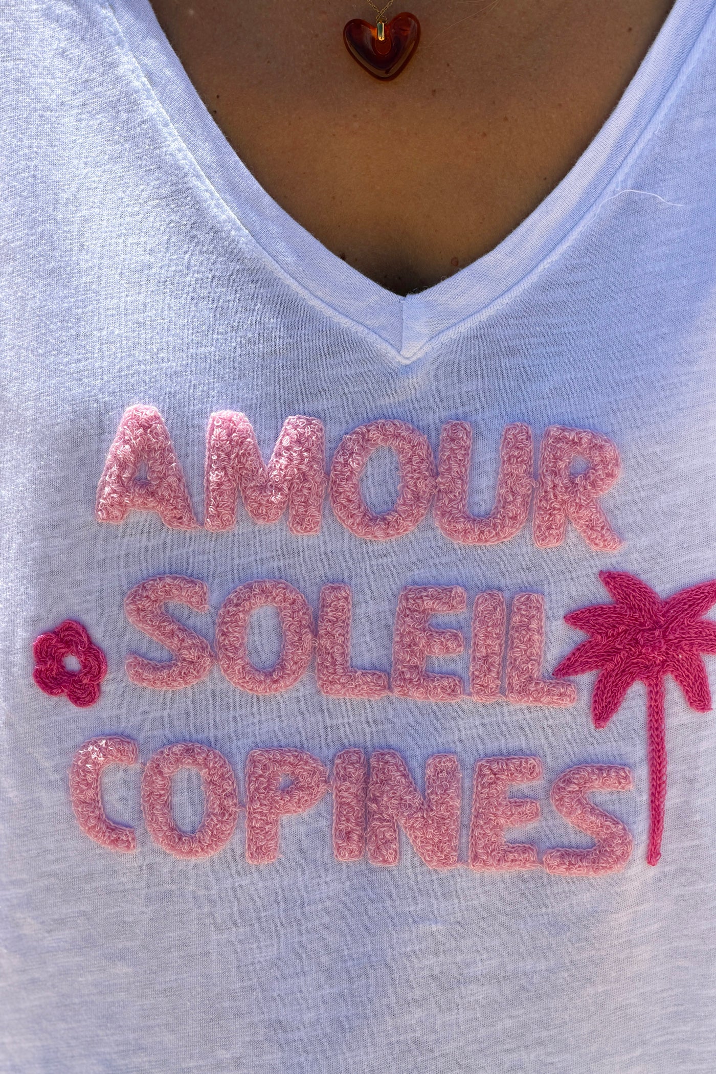 Tshirt en coton blanc broderie bouclettes éponge rose Amour soleil copines