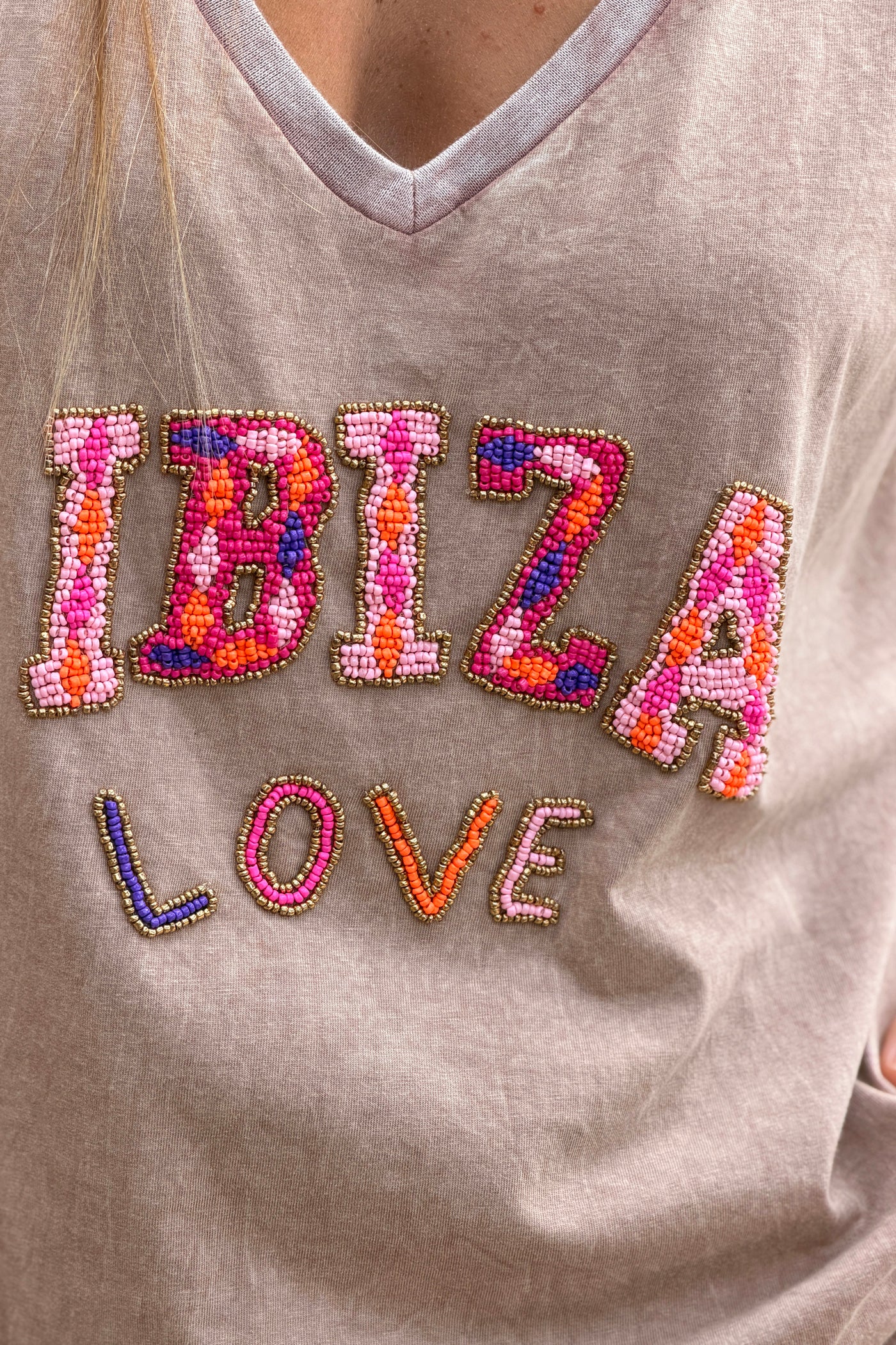 Tshirt en coton camel délavé broderie Ibiza en perles colorées