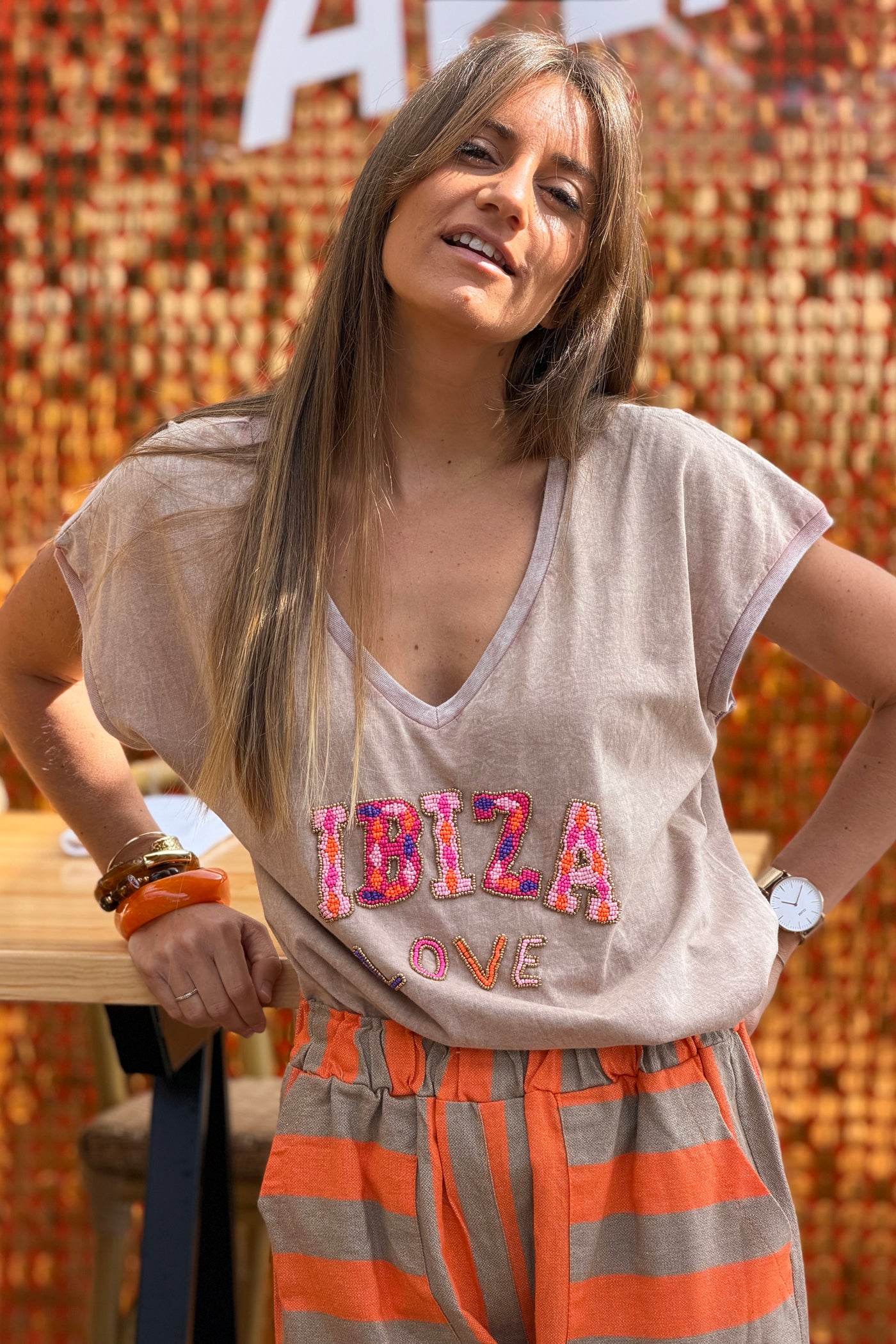 Tshirt en coton camel délavé broderie Ibiza en perles colorées