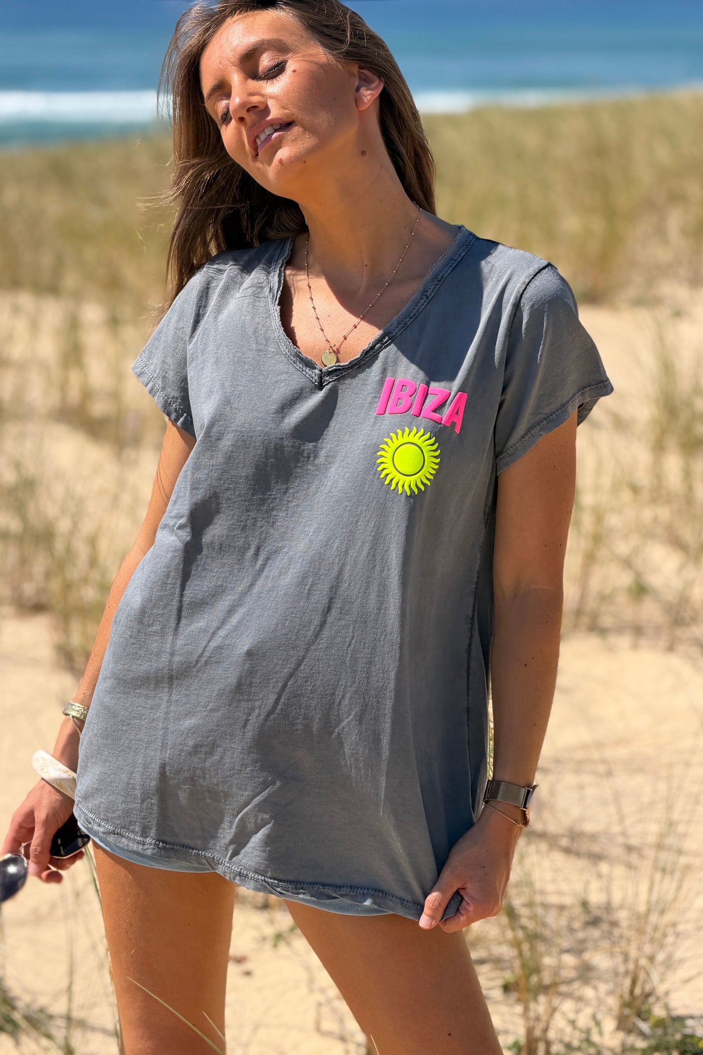 Tshirt en coton gris délavé Ibiza soleil sérigraphie puff relief