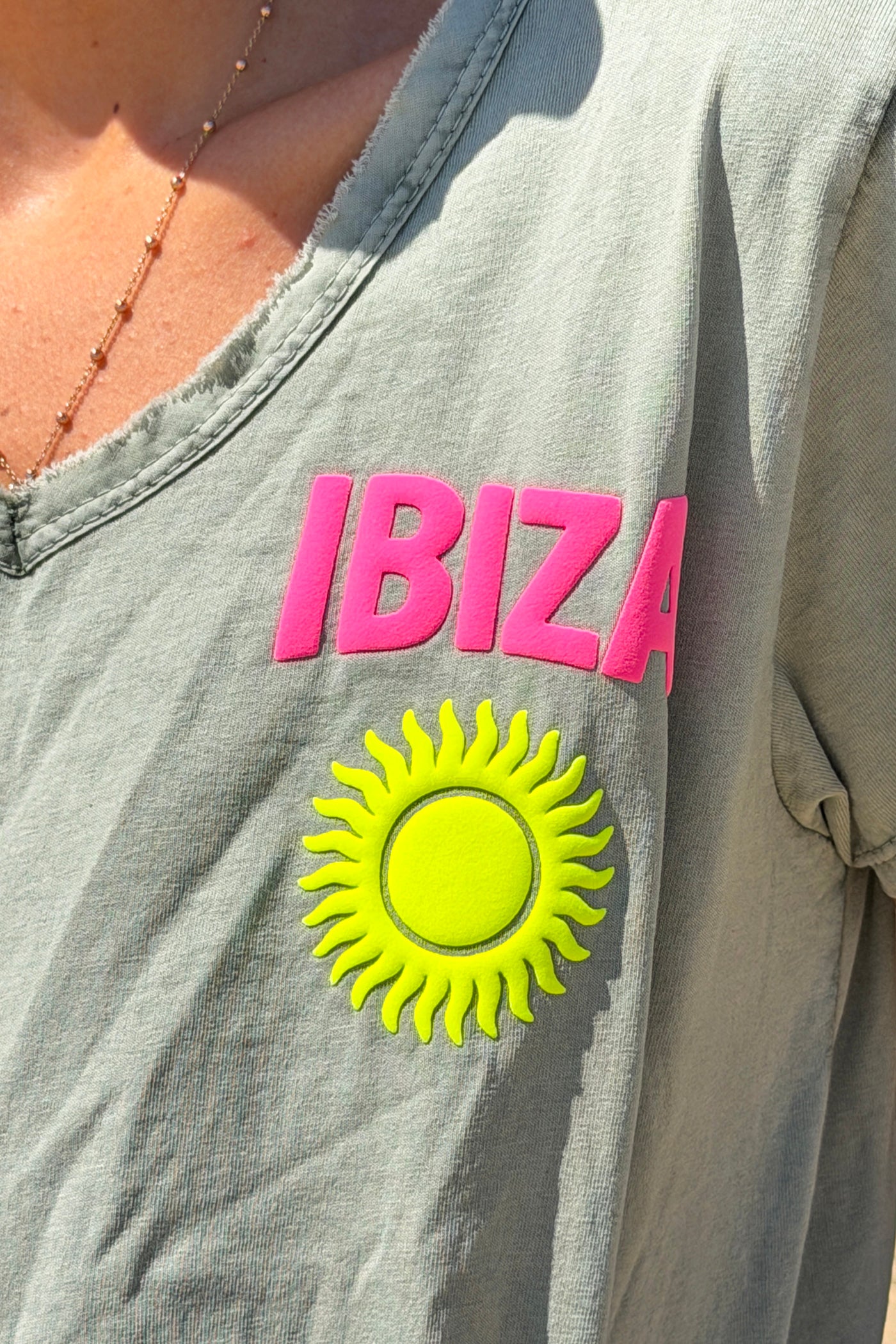 Tshirt en coton kaki délave Ibiza soleil sérigraphie puff relief