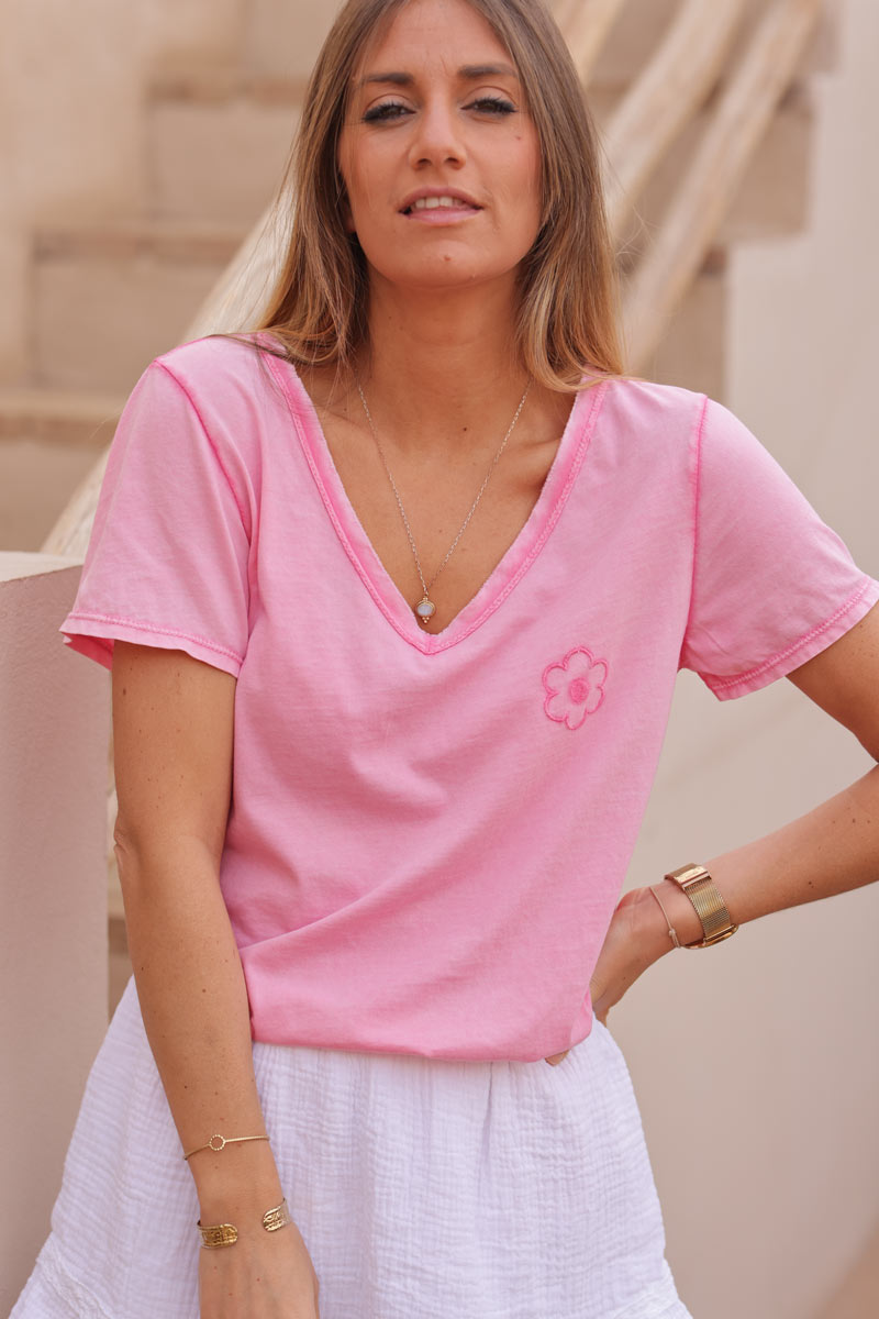 T-shirt en coton rose délavé col v broderie fleur marguerite