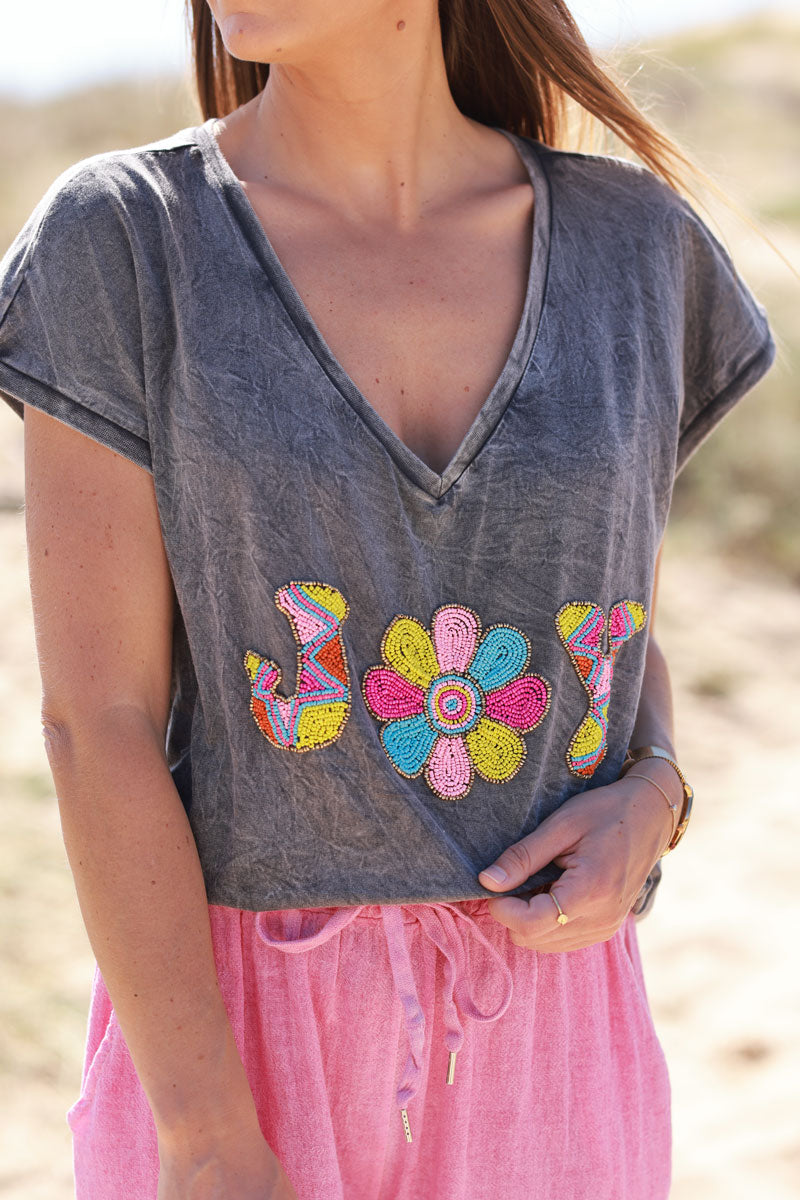 T-shirt gris délavé col v broderie JOY en perles colorées