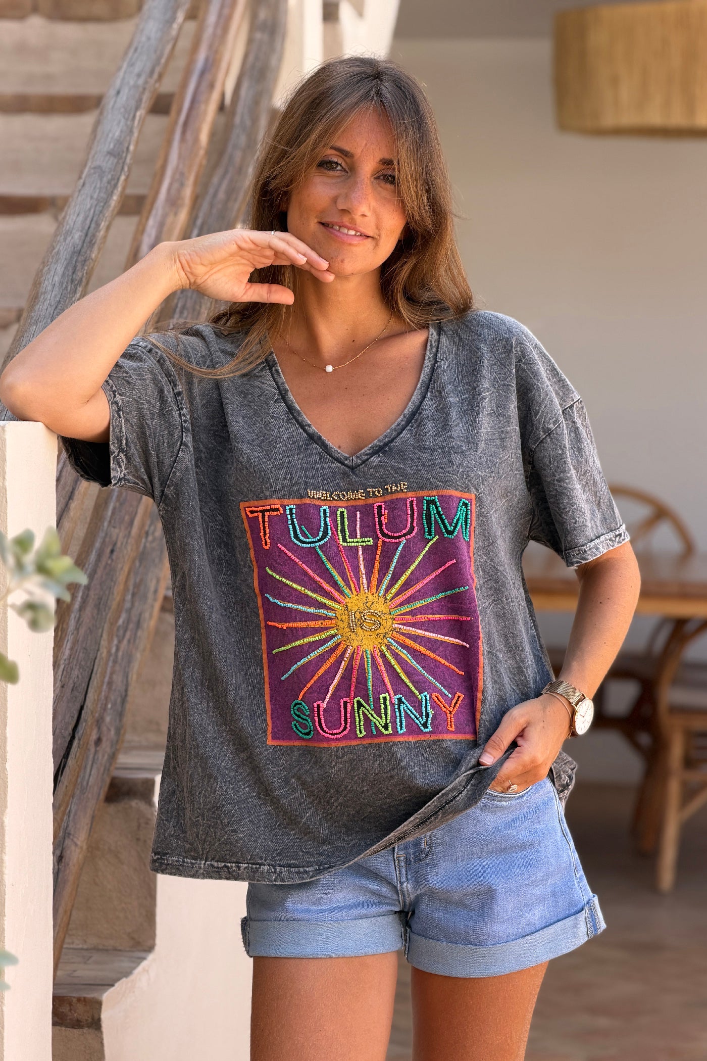 Tshirt gris délavé détails Tulum is Sunny en perles colorées col v