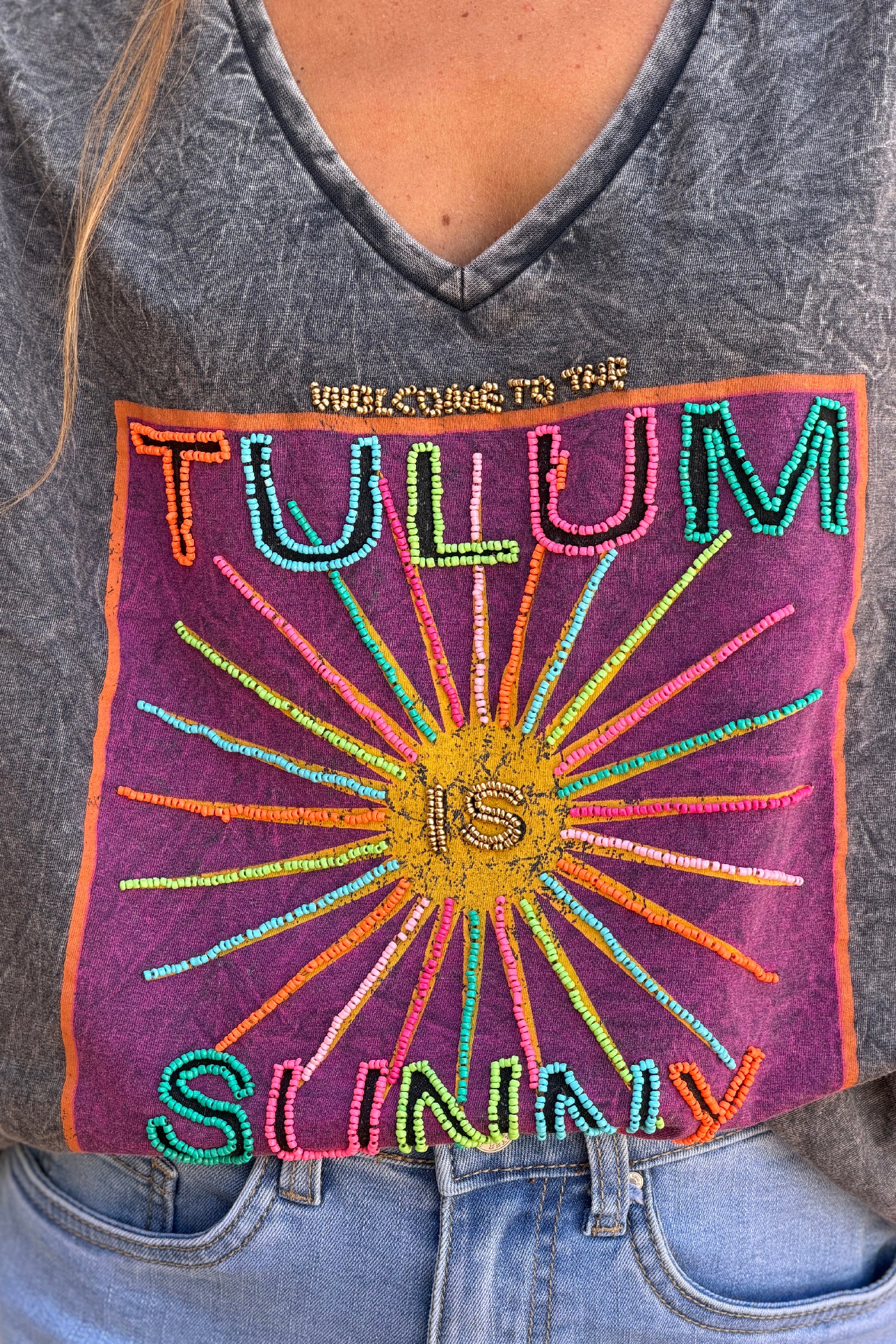Tshirt gris délavé détails Tulum is Sunny en perles colorées col v