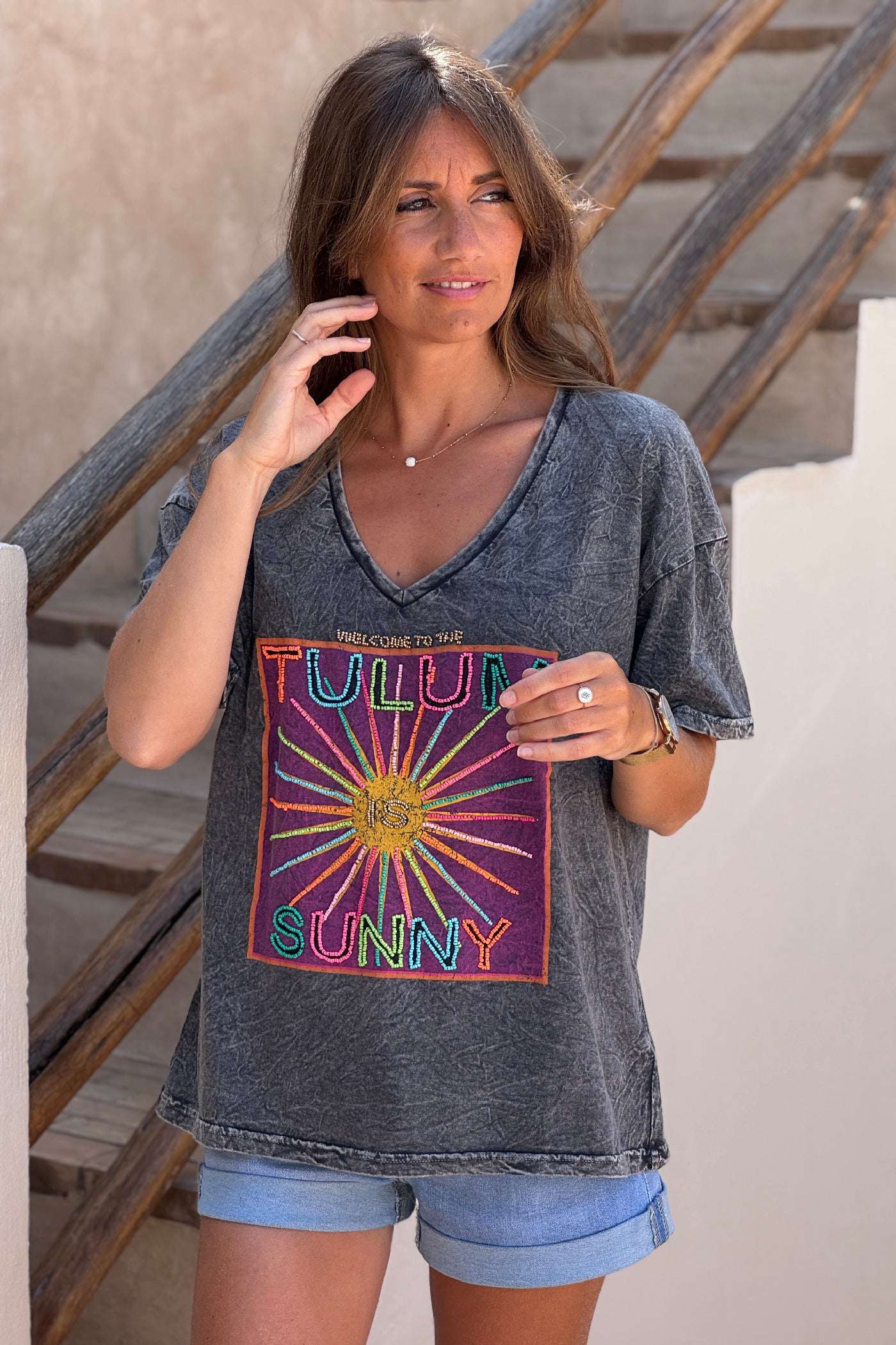 Tshirt gris délavé détails Tulum is Sunny en perles colorées col v