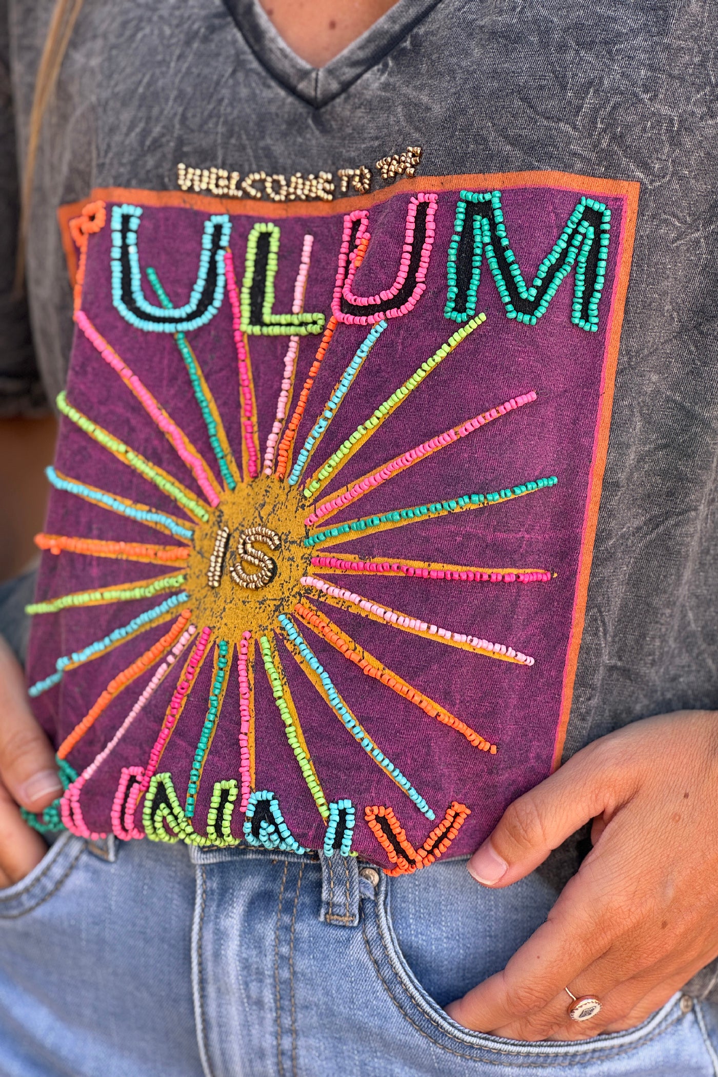 Tshirt gris délavé détails Tulum is Sunny en perles colorées col v