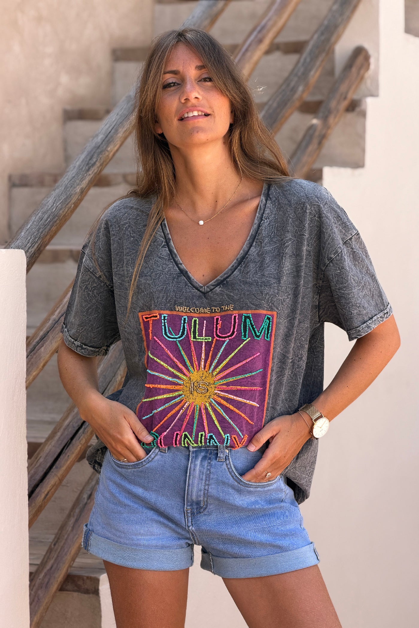 Tshirt gris délavé détails Tulum is Sunny en perles colorées col v