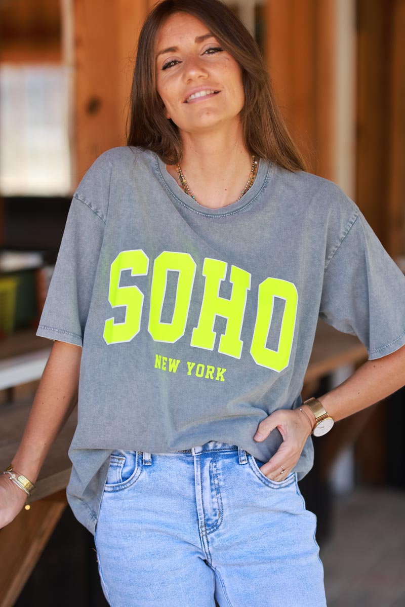 T-shirt gris délavé en coton SOHO New York jaune fluo