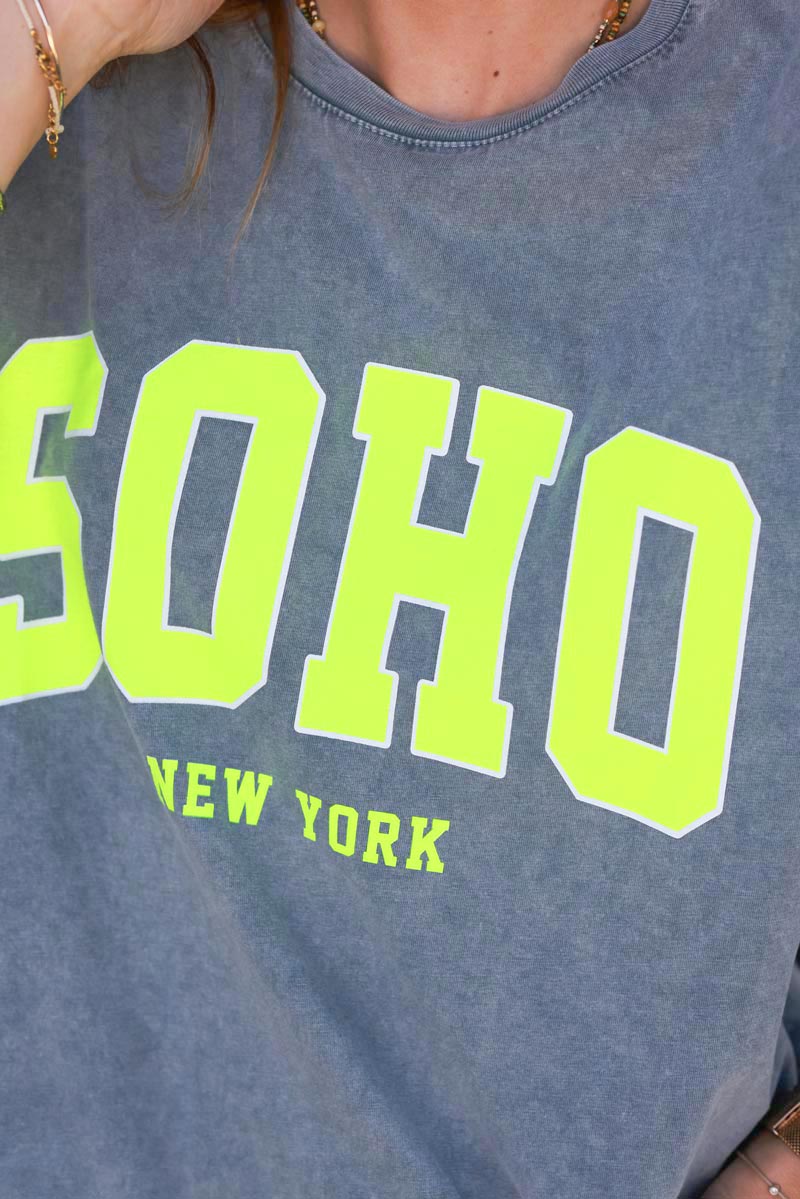 T-shirt gris délavé en coton SOHO New York jaune fluo