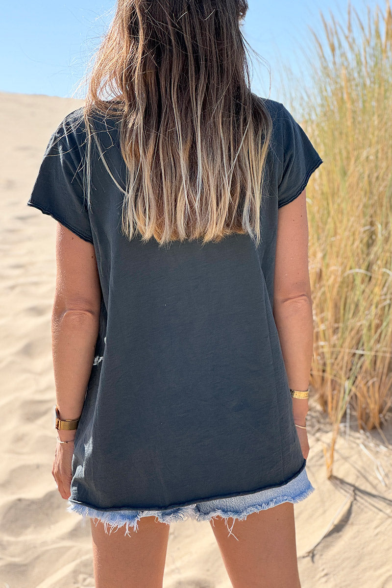 Tshirt gris foncé manches courtes col V rock and roll en bouclettes rose