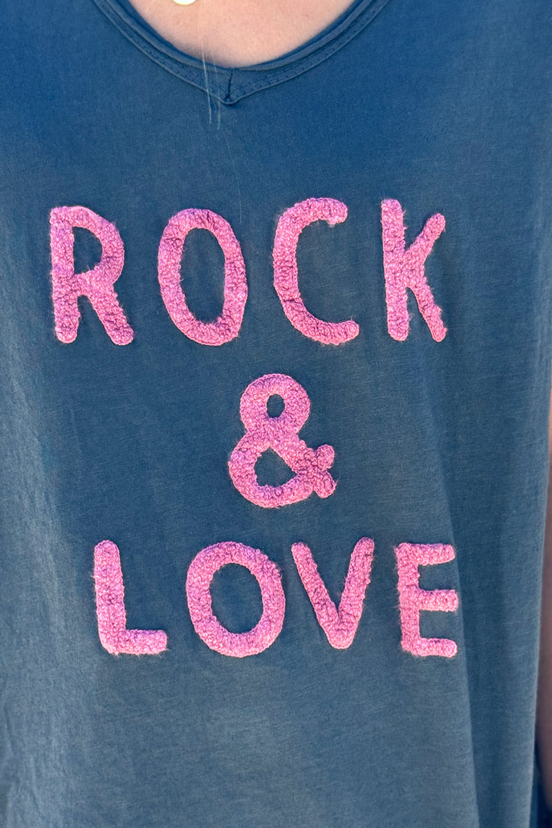 Tshirt gris foncé manches courtes col V rock and roll en bouclettes rose