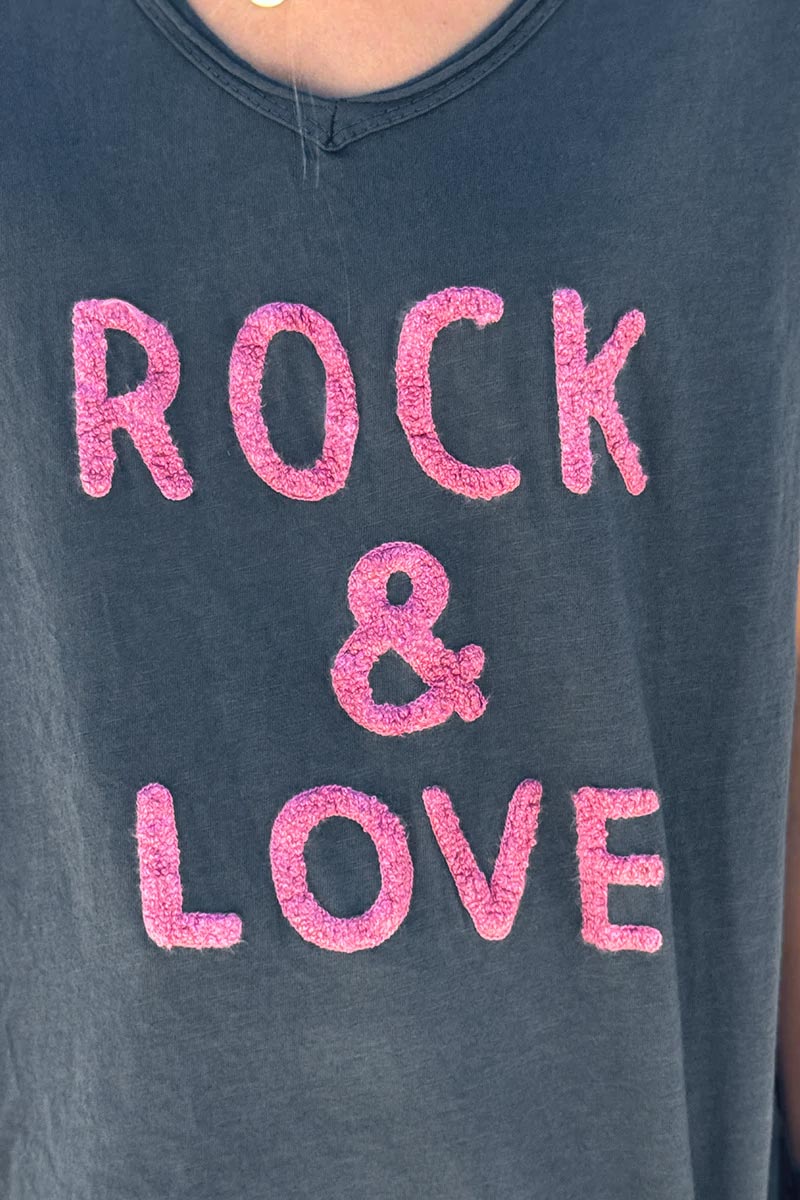 Tshirt gris foncé manches courtes col V rock and roll en bouclettes rose