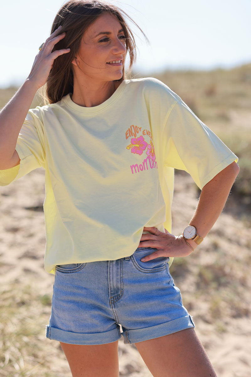 Camiseta de algodón amarillo pálido Disfruta cada momento hibisco