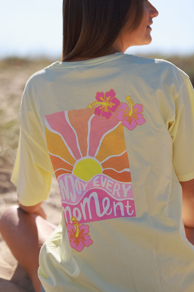 Camiseta de algodón amarillo pálido Disfruta cada momento hibisco
