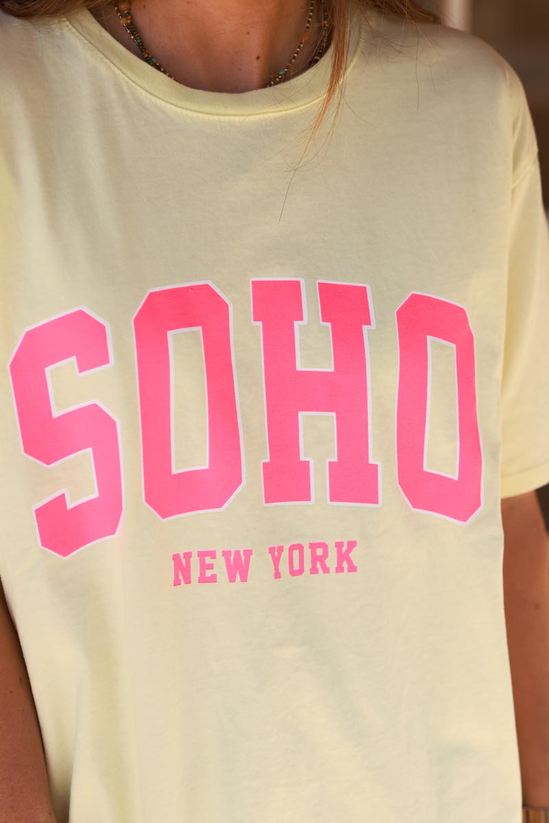 T-shirt jaune pâle en coton SOHO New York rose fluo