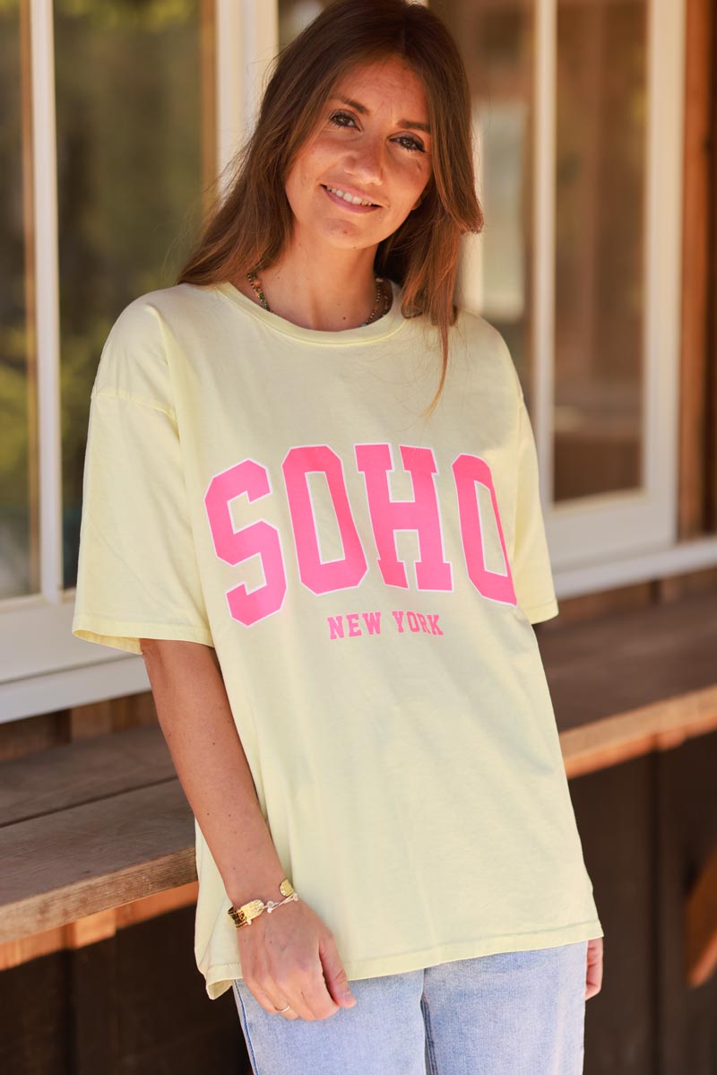 T-shirt jaune pâle en coton SOHO New York rose fluo