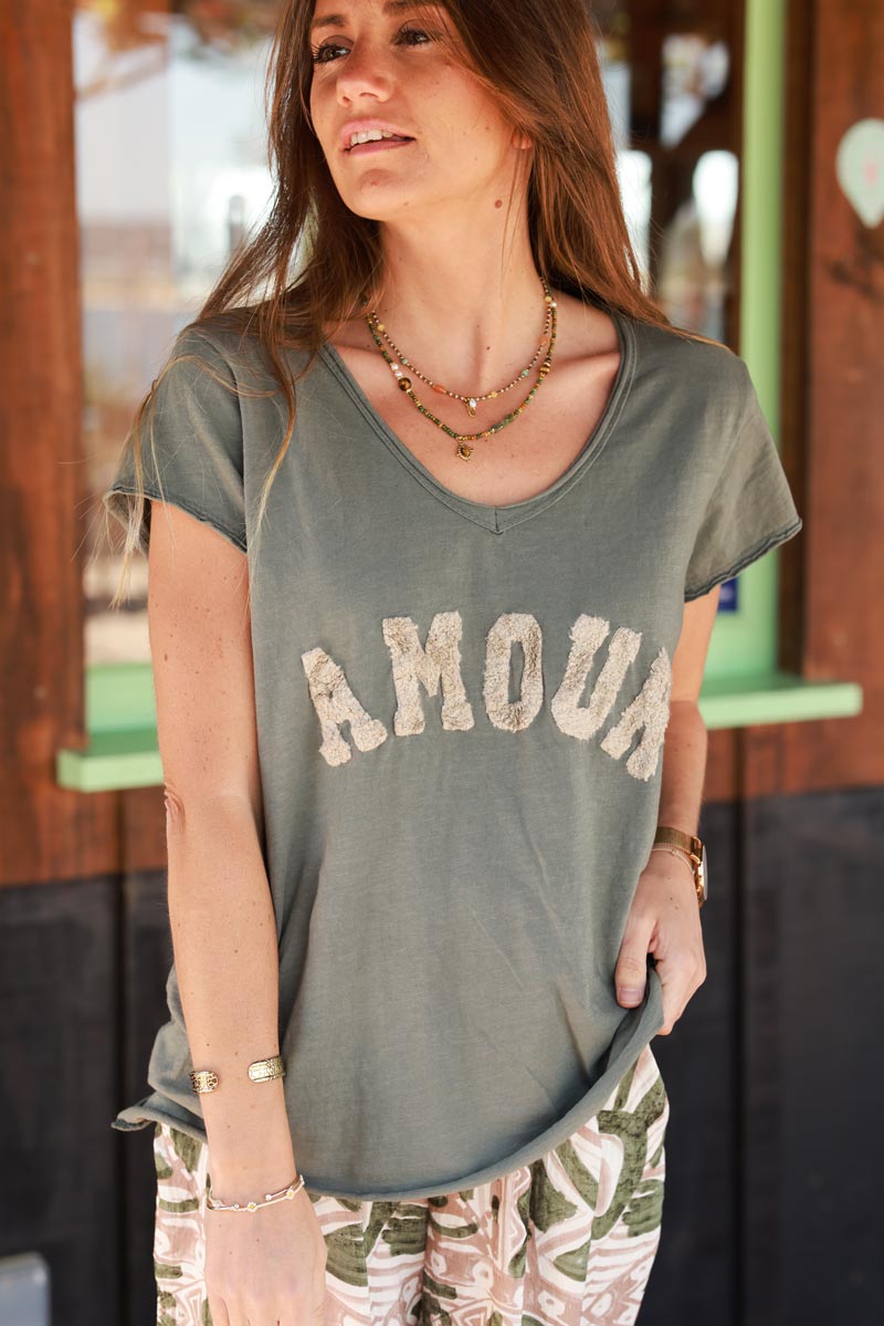 T-shirt kaki col V manches courtes Amour bouclette beige