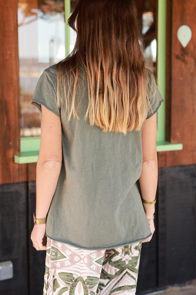 T-shirt kaki col V manches courtes Amour bouclette beige