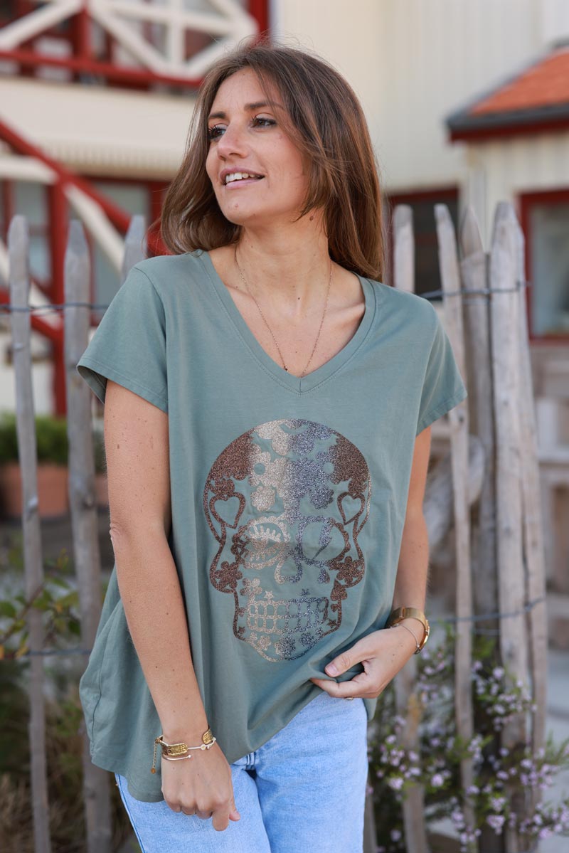 T-shirt kaki col V manches courtes tête de mort mexicaine en pailettes dégradées