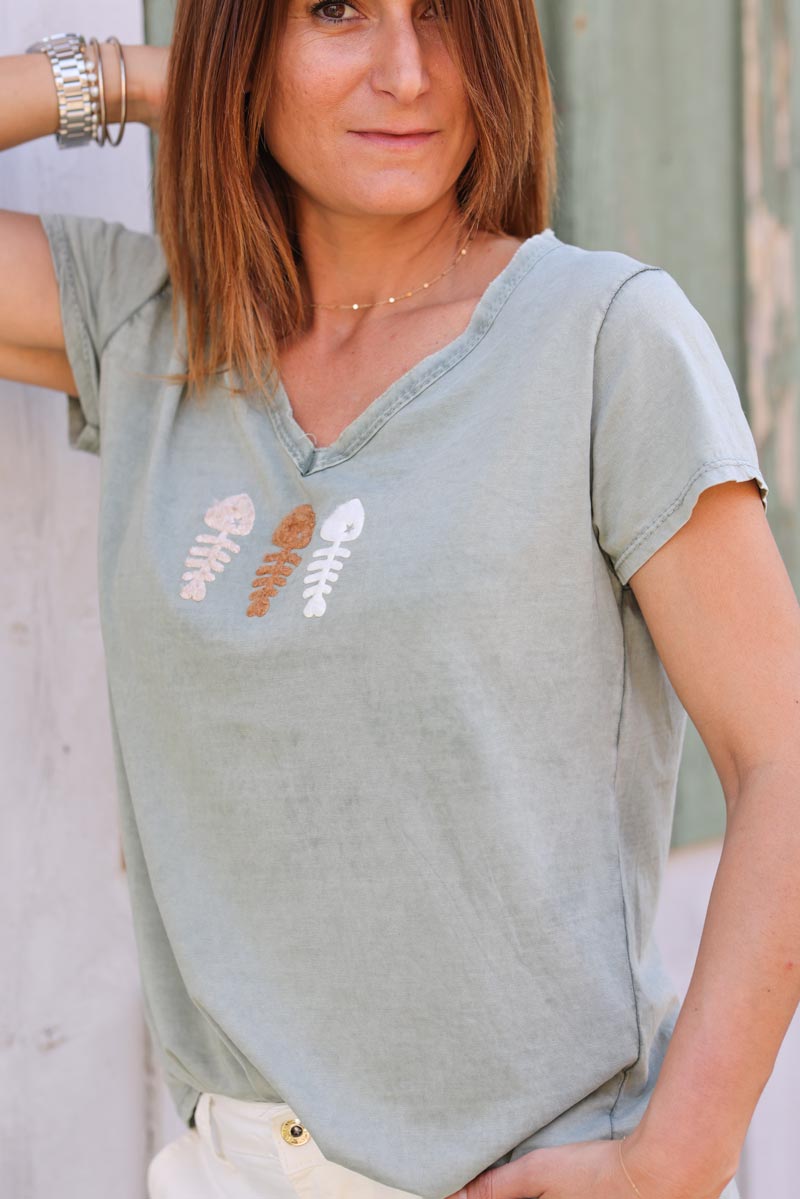 T-shirt kaki délavé coton col v franges trio poissons bouclettes