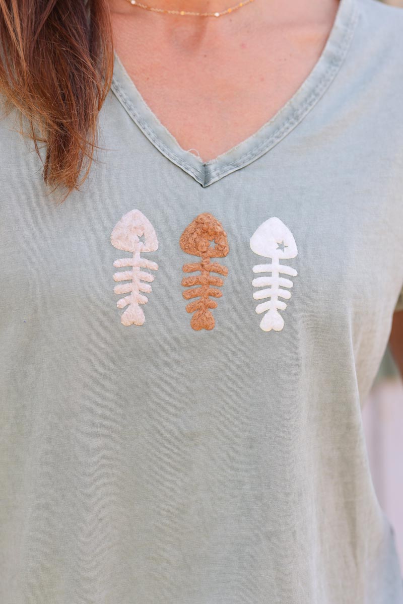 T-shirt kaki délavé coton col v franges trio poissons bouclettes