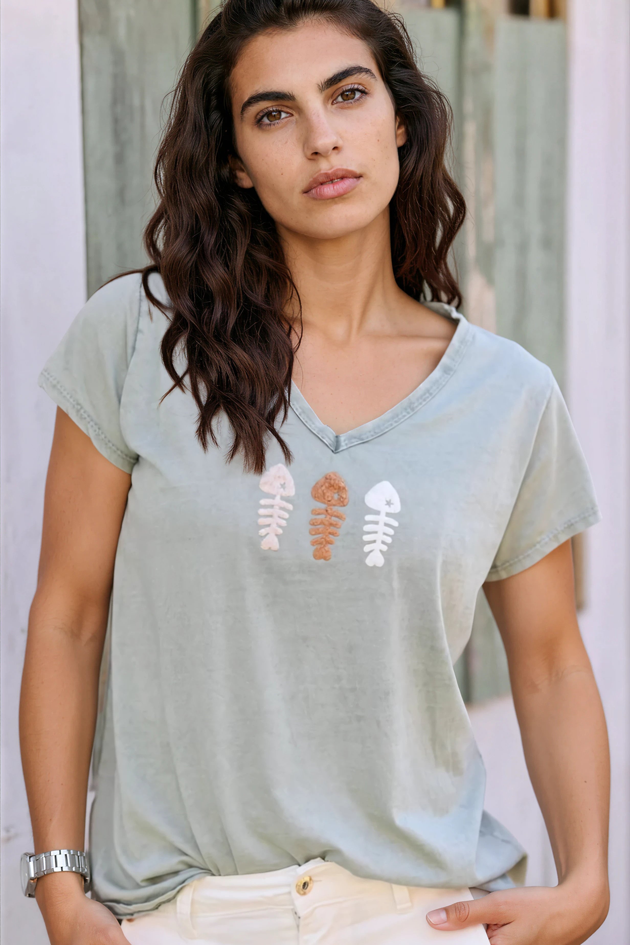 T-shirt kaki délavé coton col v franges trio poissons bouclettes