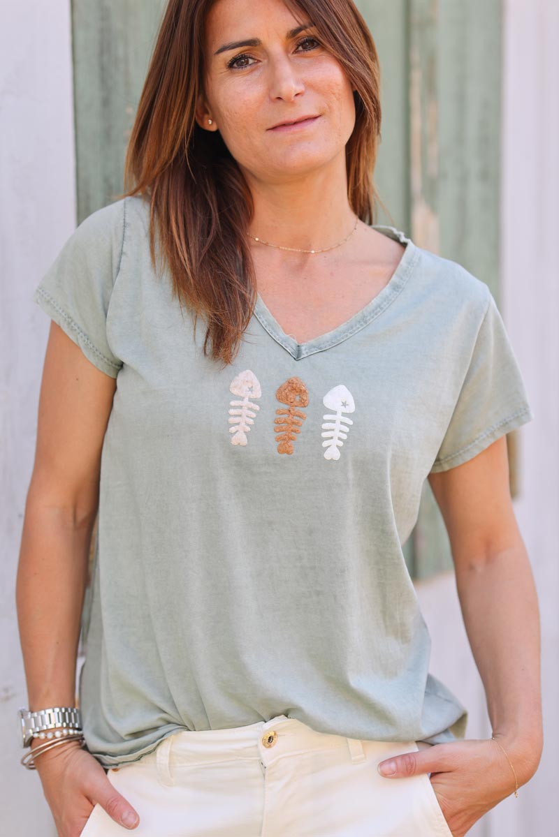 T-shirt kaki délavé coton col v franges trio poissons bouclettes