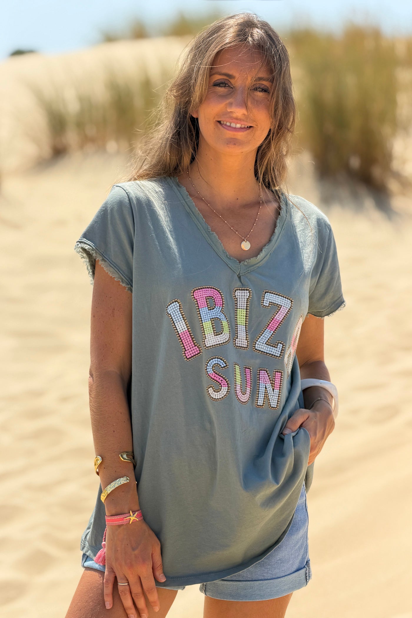 Tshirt kaki en coton imprimé Ibiza effet perles colorées col v franges