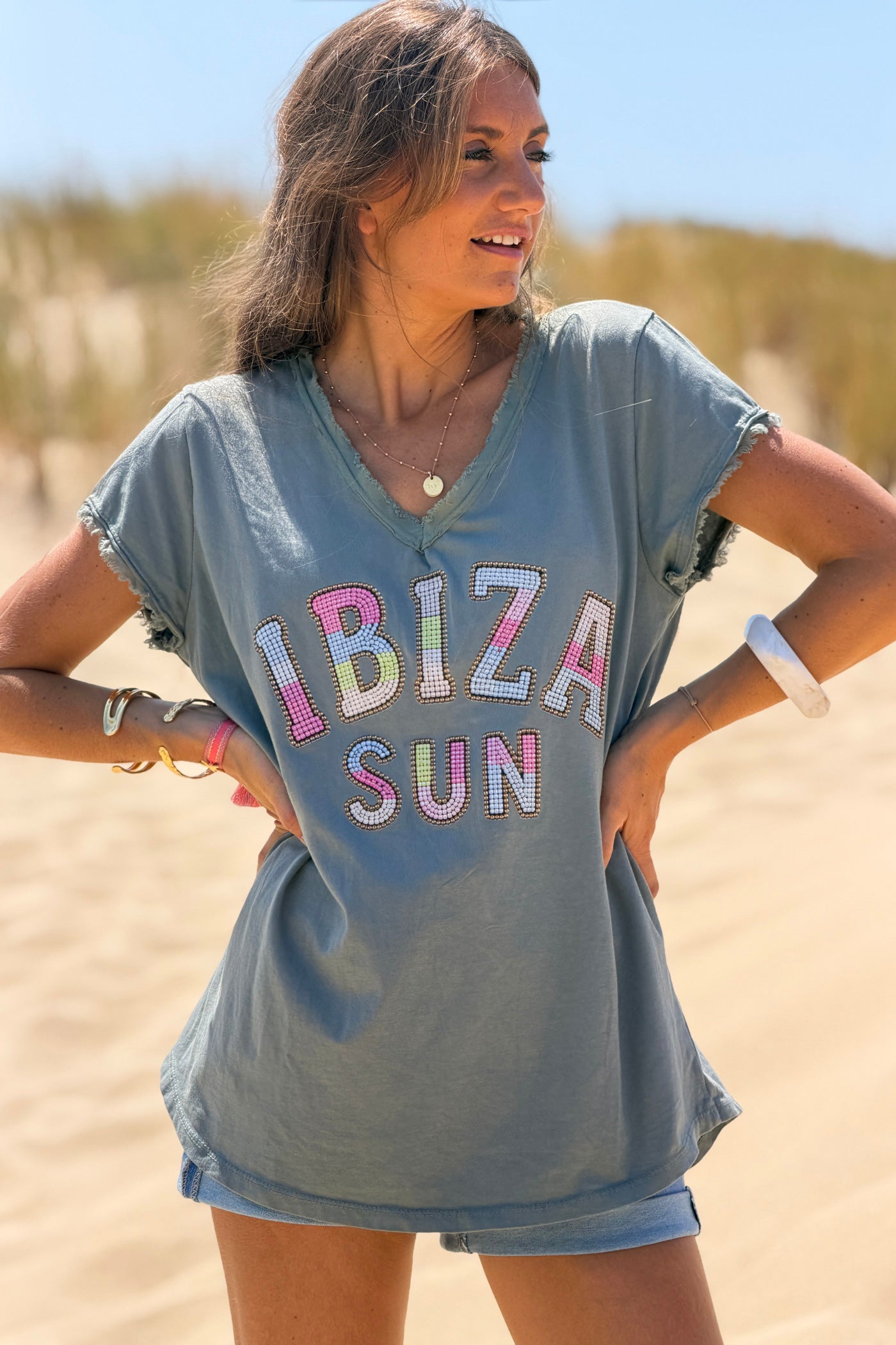 Tshirt kaki en coton imprimé Ibiza effet perles colorées col v franges