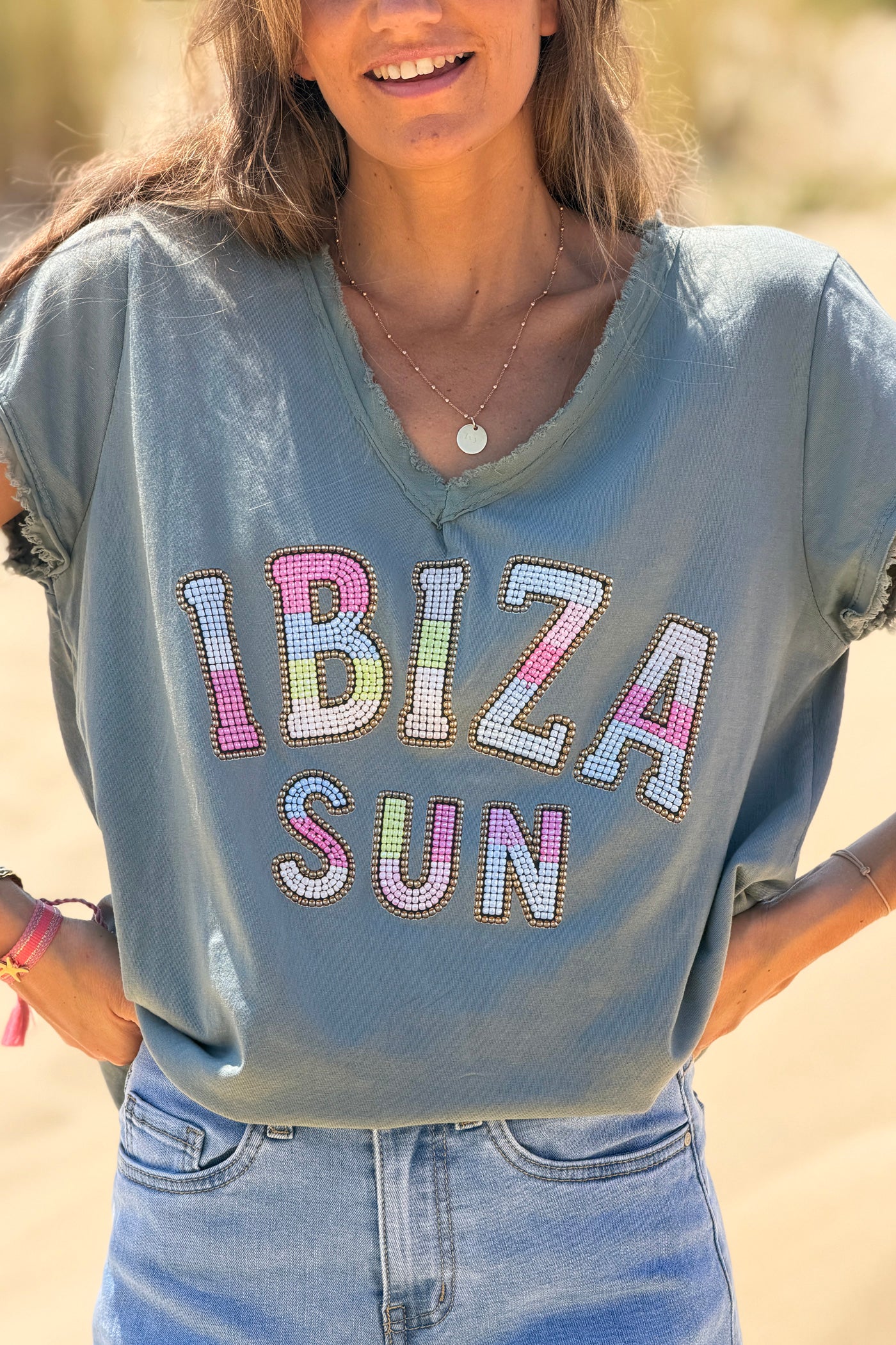 Tshirt kaki en coton imprimé Ibiza effet perles colorées col v franges
