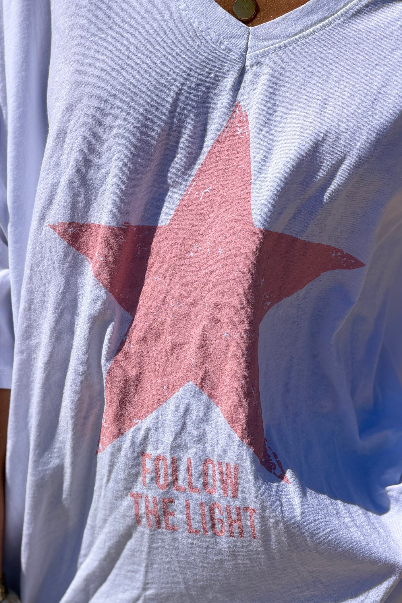 Tshirt large et loose blanc en coton étoile rose follow the light col v