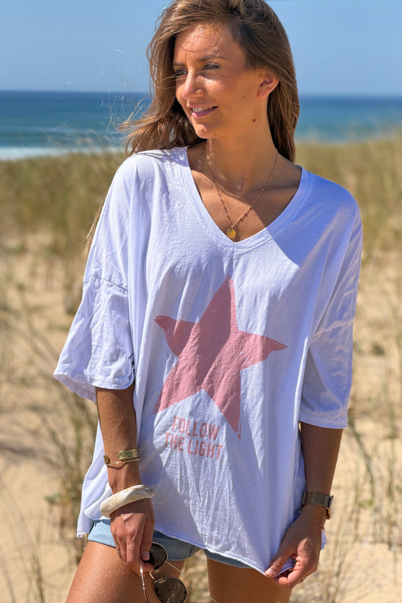 Tshirt large et loose blanc en coton étoile rose follow the light col v