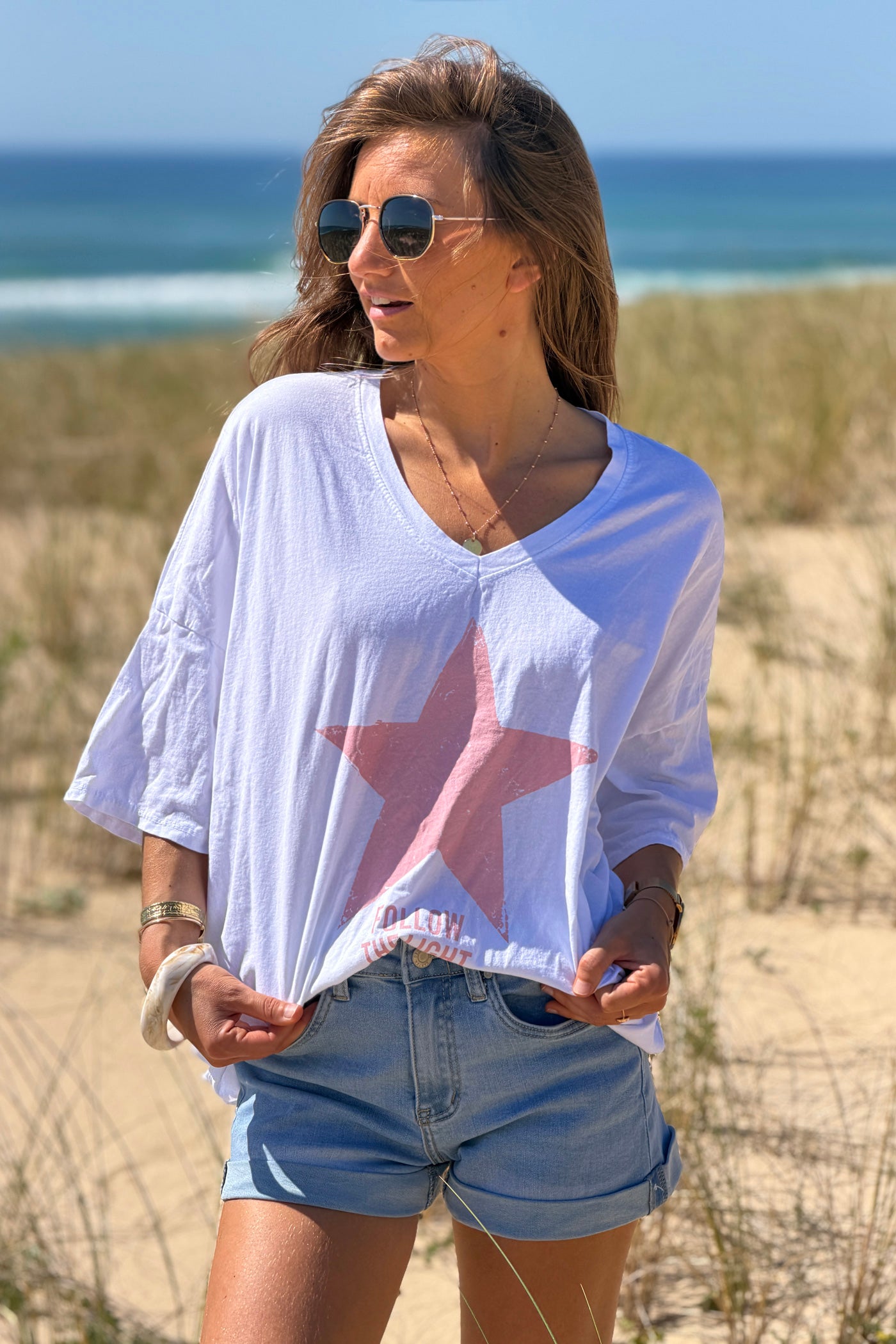 Tshirt large et loose blanc en coton étoile rose follow the light col v