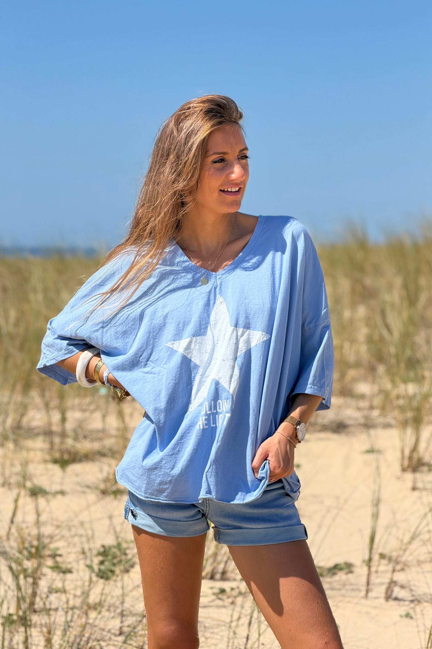 Tshirt large et loose bleu en coton étoile follow the light col v