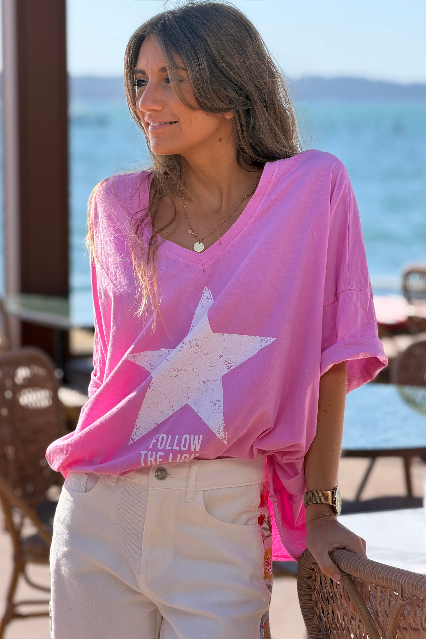 Tshirt large et loose rose en coton étoile follow the light col v