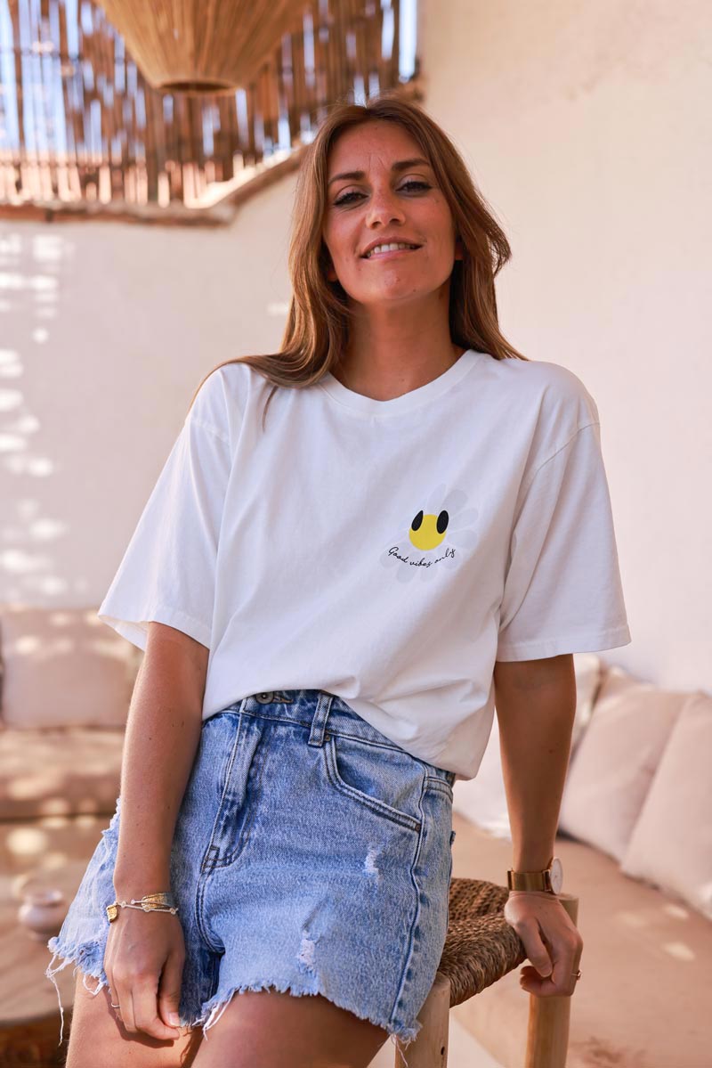 T-shirt loose blanc cassé col rond manches courtes marguerite good vibes only en sérigraphie