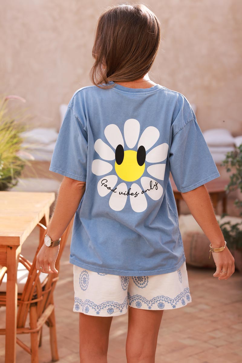 Camiseta vaquera azul holgada con cuello redondo y manga corta, estampado de margaritas good vibes only