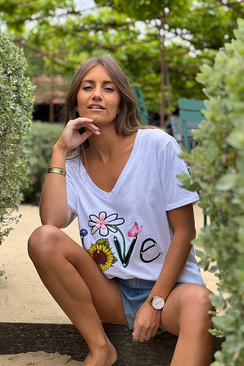 T-shirt manches courtes blanc col V logo love et fleurs en transfert avec strass