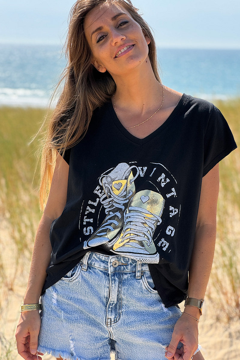 Tshirt noir en coton col v logo baskets dorées vintage