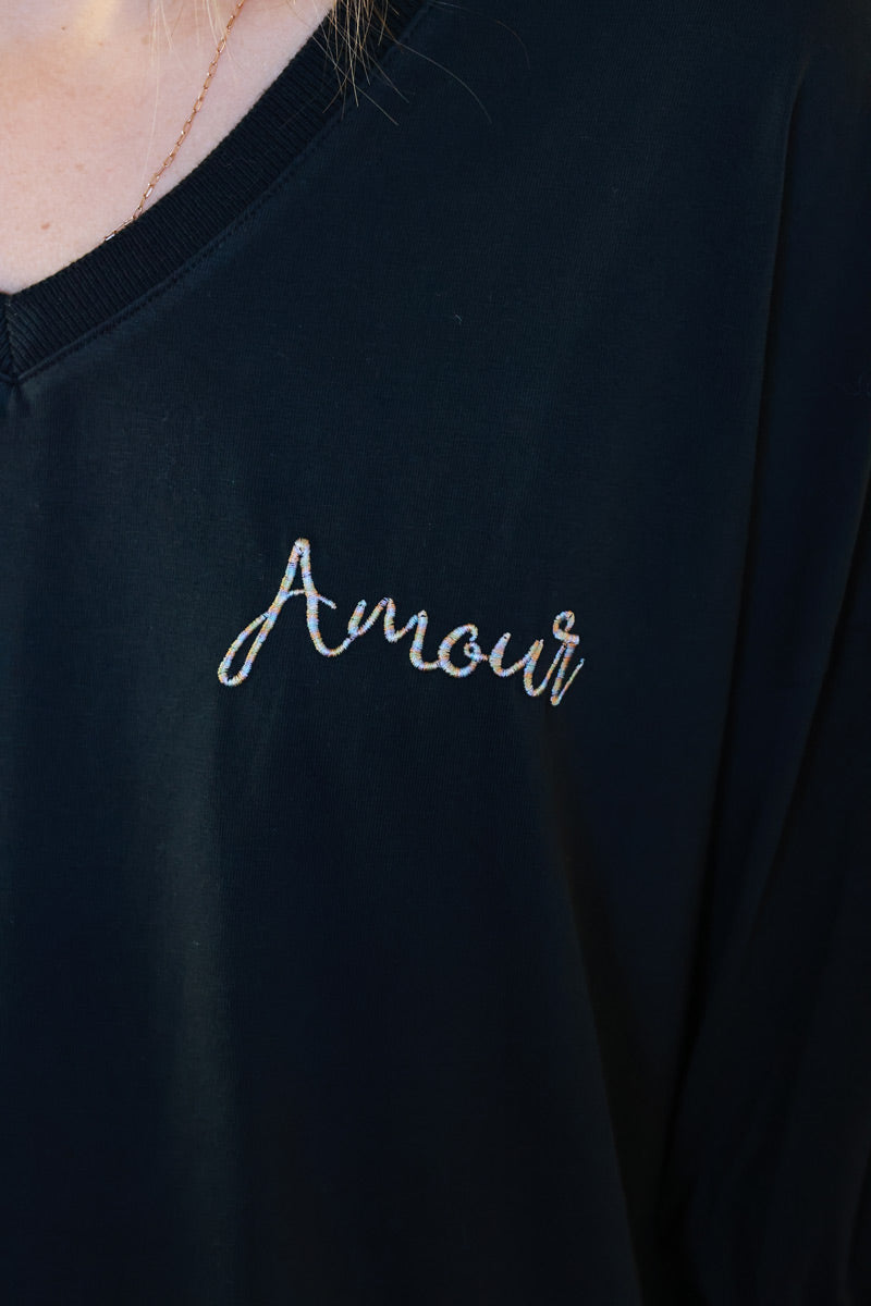 T-shirt noir en coton manches longues broderie Amour fils colorés col v