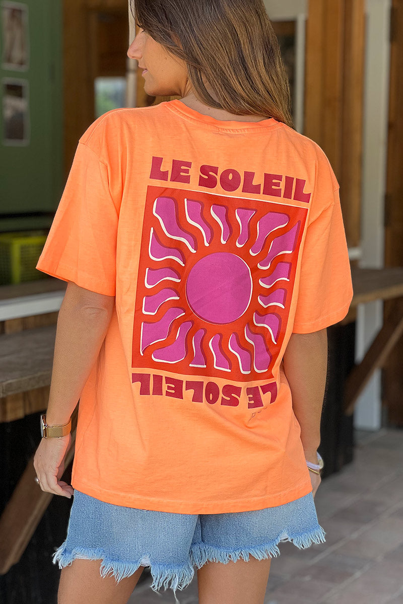 T- shirt orange fluo en coton Le Soleil rose et orange devant et dos