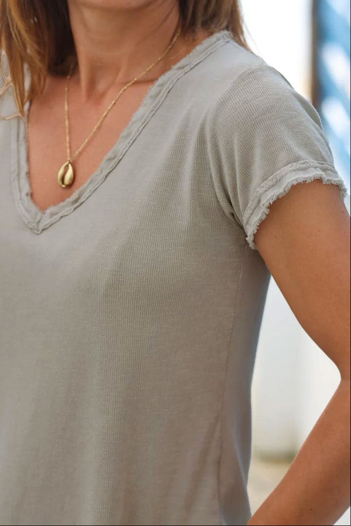 Camiseta de algodón elástico gris topo con pequeños flecos