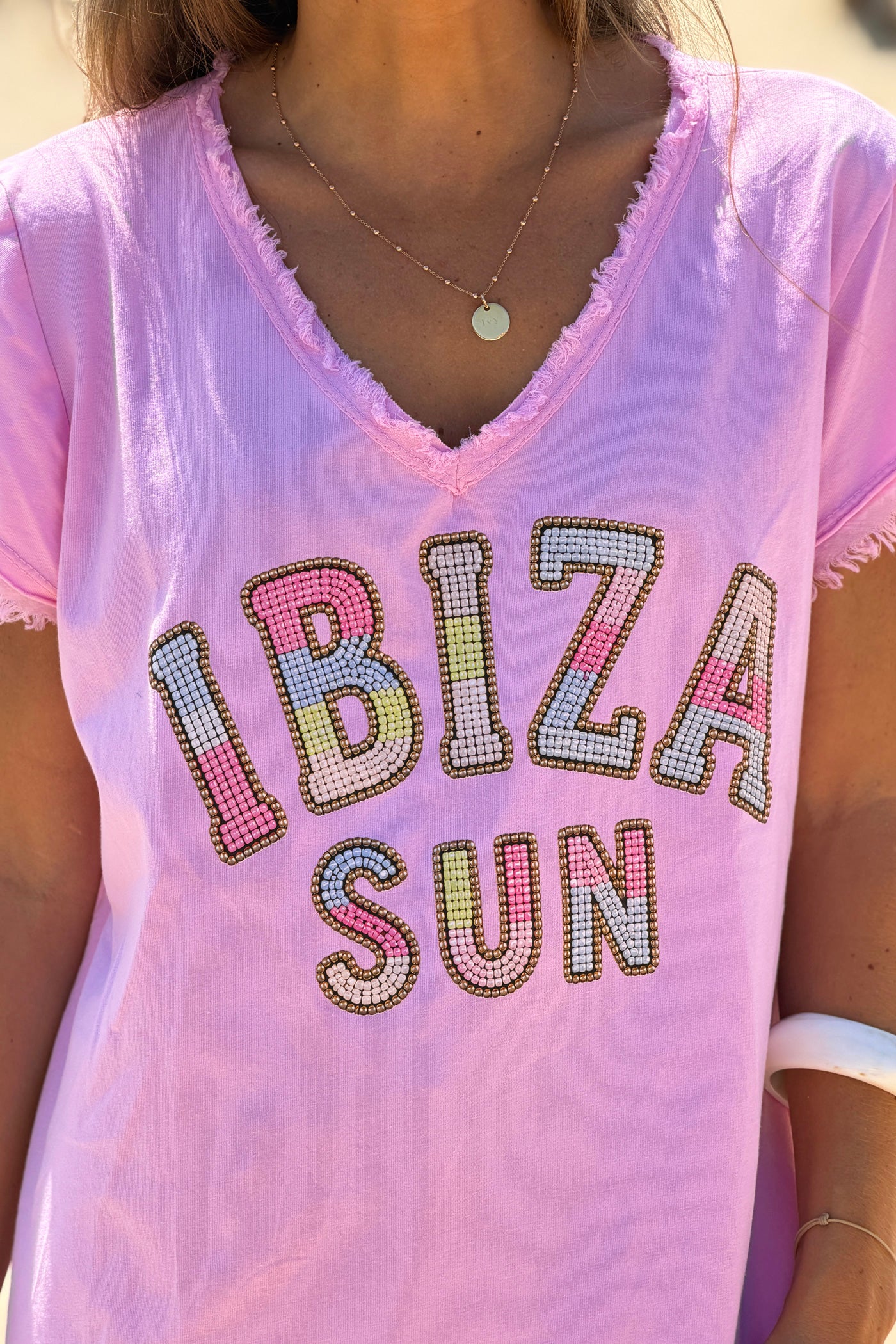 Tshirt rose en coton imprimé Ibiza effet perles colorées col v franges