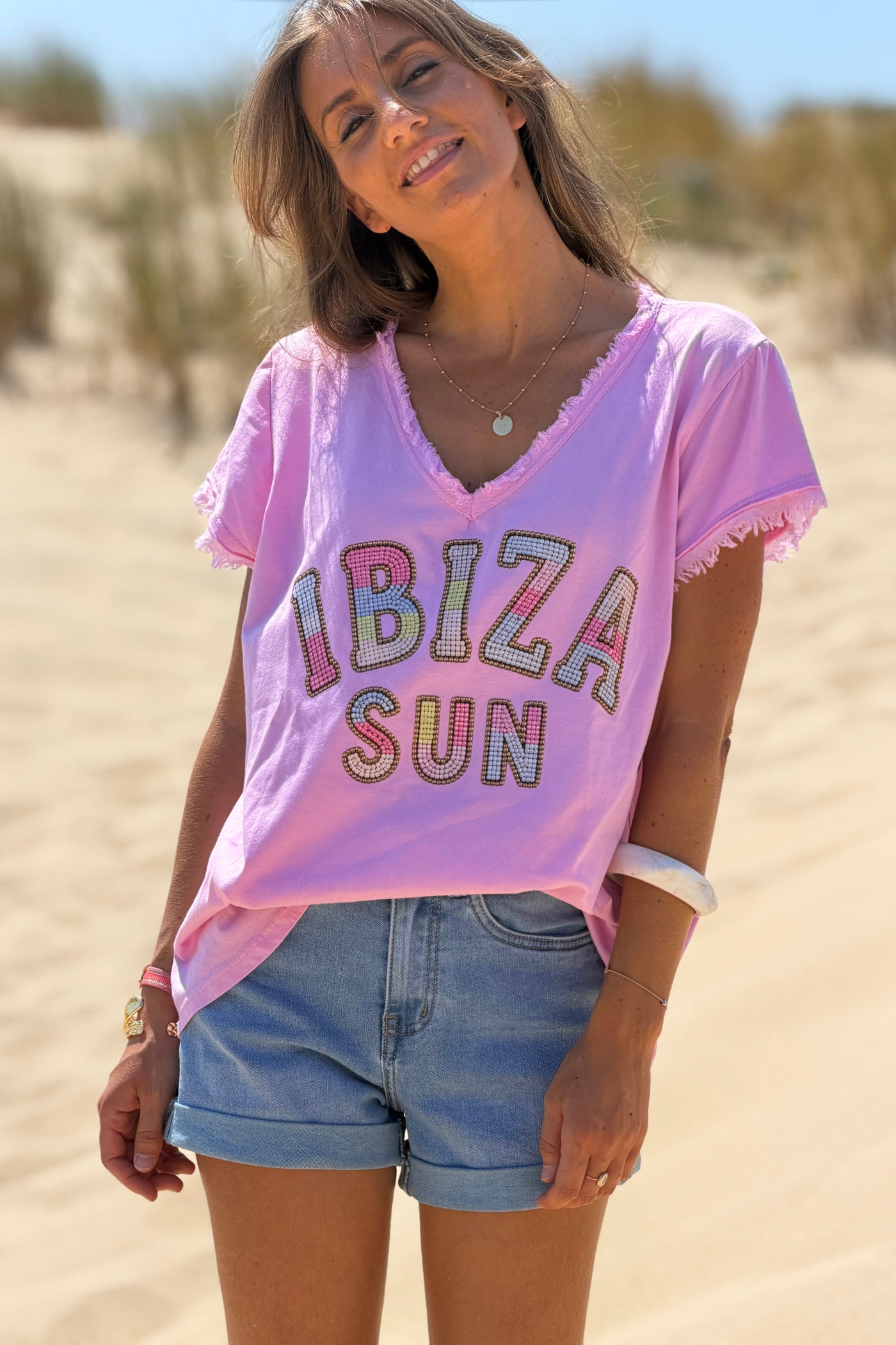 Tshirt rose en coton imprimé Ibiza effet perles colorées col v franges