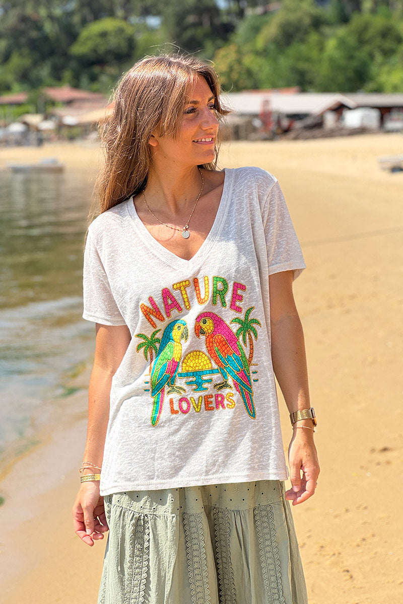 Camiseta beige suave jaspeada con estampado tropical colorido y loros amantes de la naturaleza