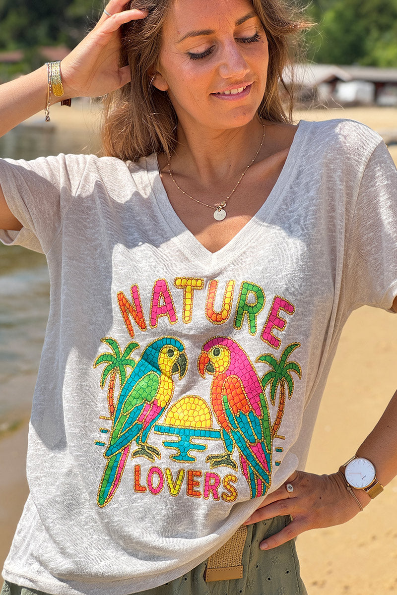 Camiseta beige suave jaspeada con estampado tropical colorido y loros amantes de la naturaleza
