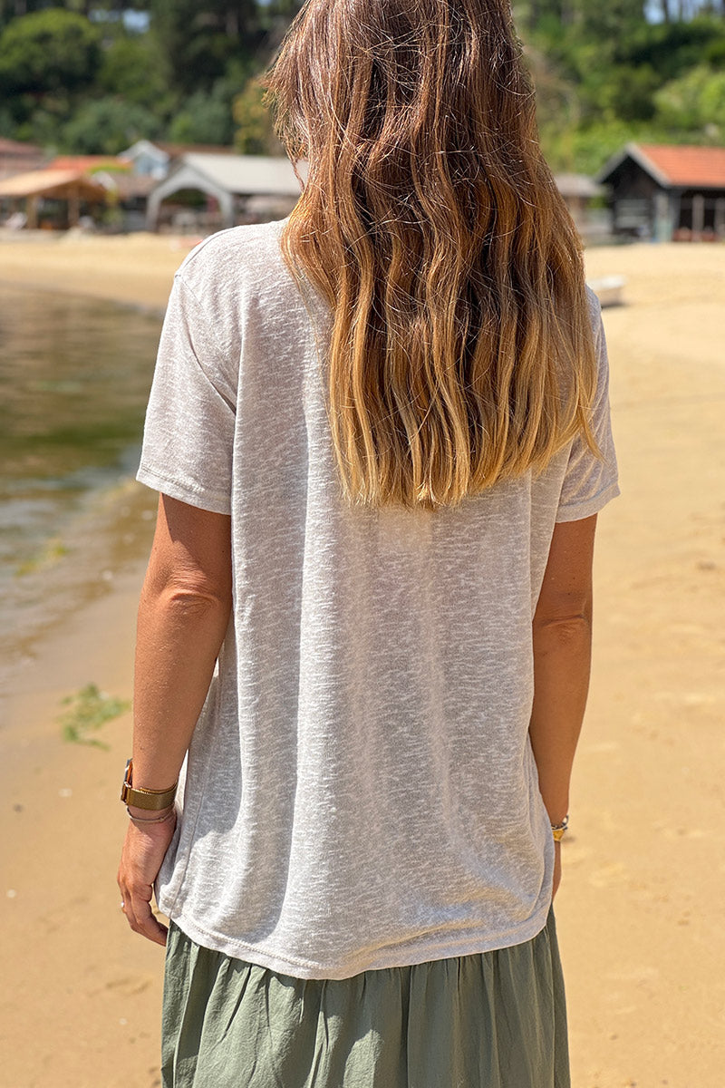 Camiseta beige suave jaspeada con estampado tropical colorido y loros amantes de la naturaleza