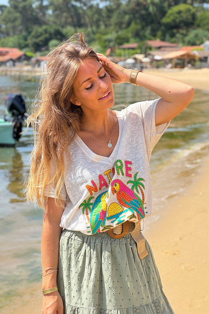 Camiseta beige suave jaspeada con estampado tropical colorido y loros amantes de la naturaleza