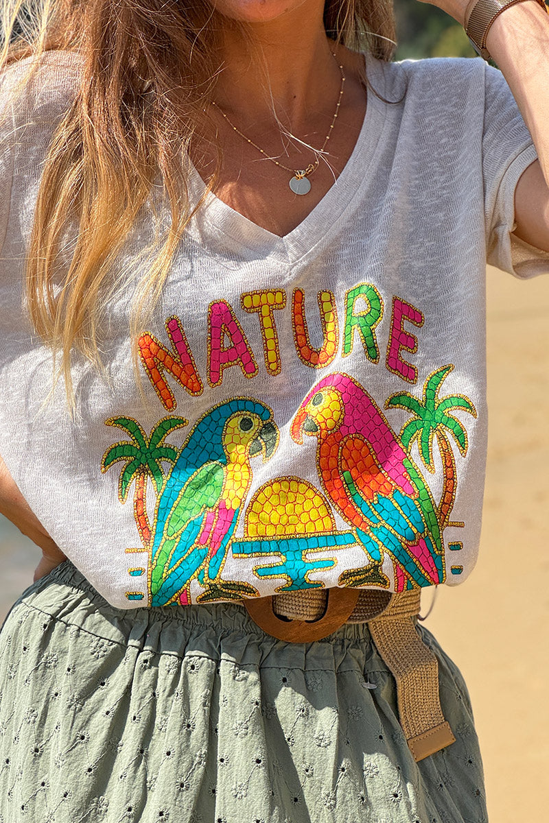 Camiseta beige suave jaspeada con estampado tropical colorido y loros amantes de la naturaleza
